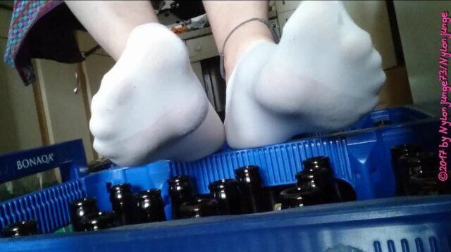 Weiße Sneaker Socken unter Tisch Foot