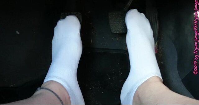 Weiße Sneaker Socken Auto Pedal Pumping