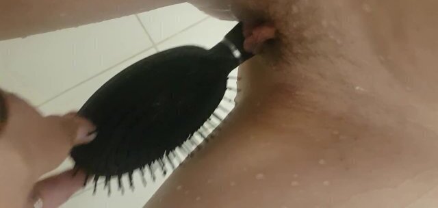 Teen fucks tight pussy with brush family home while rents still