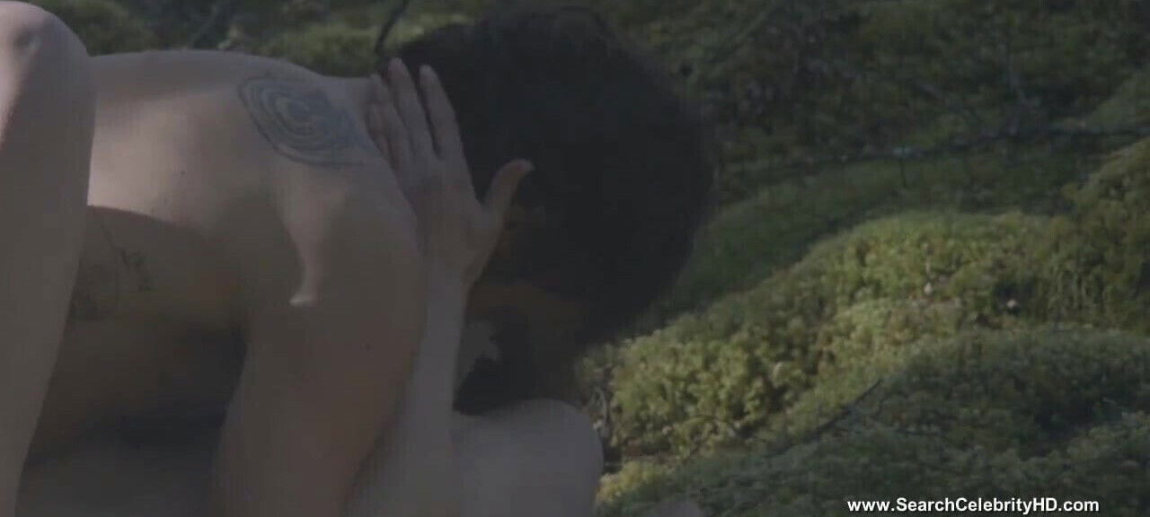 Elisabeth Moss Nude Lake S01E05