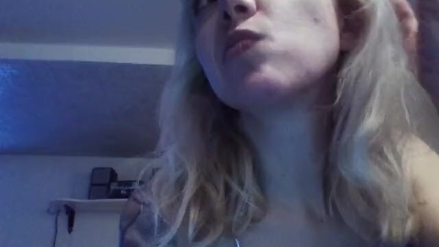 infilo mano bocca..bleah, quasi vomito