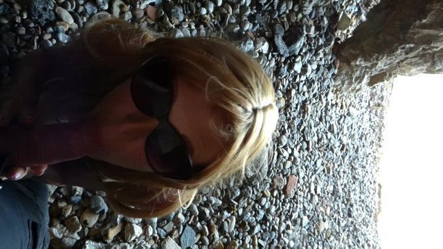 Outdoor quickie by the sea during family trip.