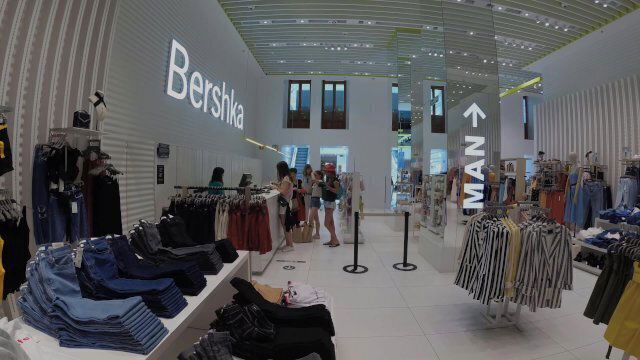 Real amateur risky blowjob face fitting room