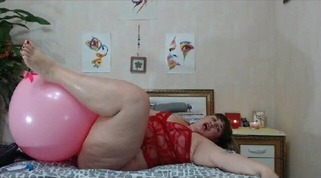 2 шара в пизде - лопаю внутри