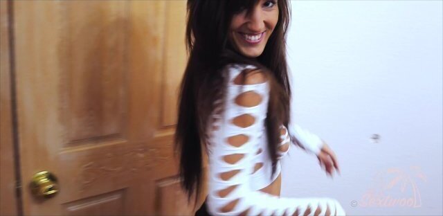 Petite brune française baise avec un voisin excité - Amateur Sextwoo -