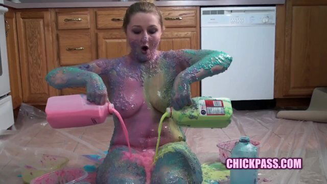 Kinky blonde Savanna Knight bathes herself oatmeal