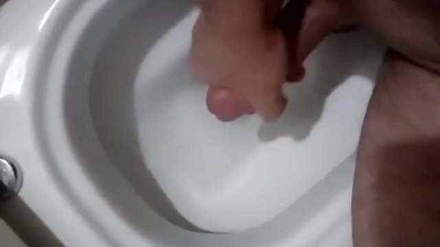 Sborrata cesso pubblico durante pausa