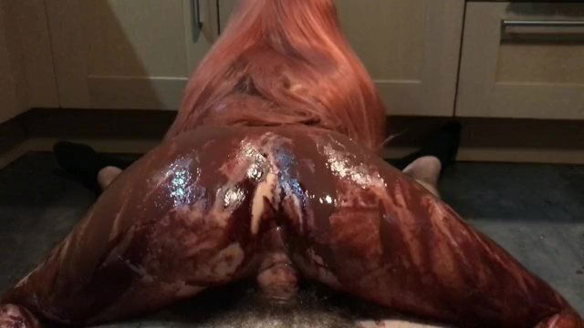Chaude rousse dégoulinante de chocolat + Footjob