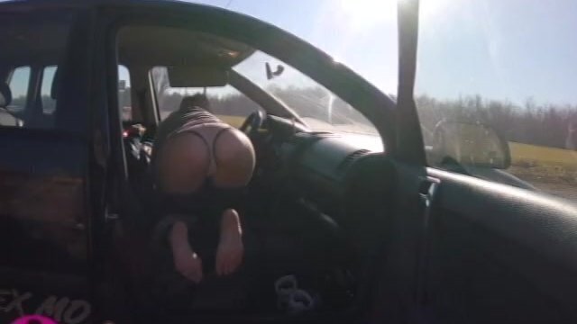 guardone sborra piedi della ragazza mentre pompino