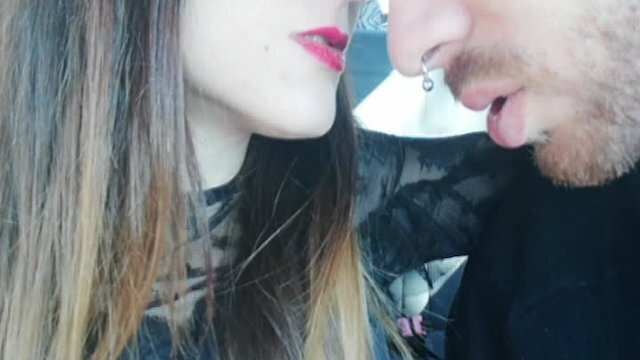 Valentino, porto fuori pranzo succhia pubblico