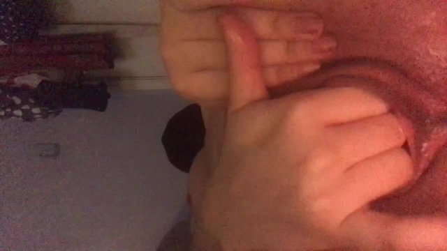 Amateur playing with gushy pussy