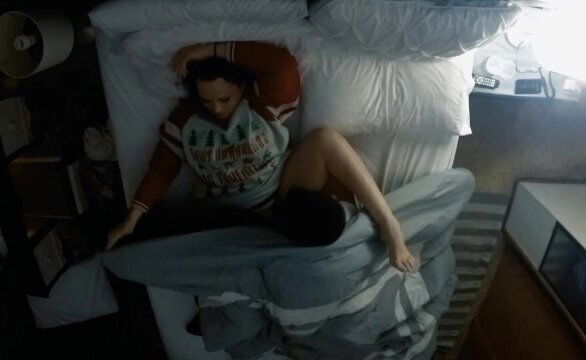 Newly single girl lets her friend eat her pussy