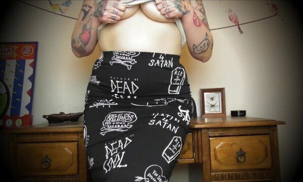 CURVY TATTOOED CHICK TRAPS TEASES DOESN'T