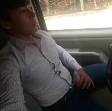 chico exhibicionista jala carro