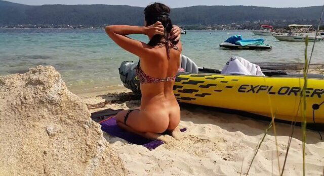 Hot PUSSY FLASHING on PUBLIC BEACH