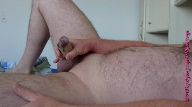 Nylonschwanz fickt Papprolle