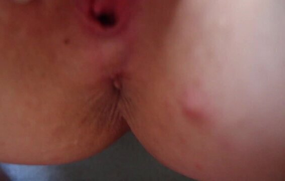 Трахаю белую мамку крупным планом пока плачет фоне