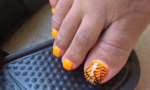 kiss feet wiggle shoe dangle foot play