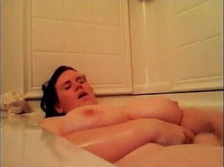 BBW cumming in bath 2