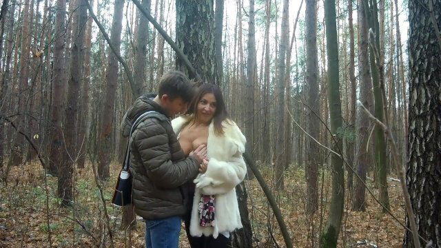 милфы гуляют осеннем лесу, красивый минет, сперма