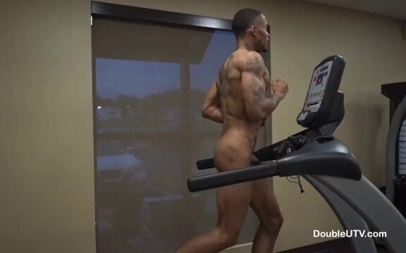 ArQuez running naked