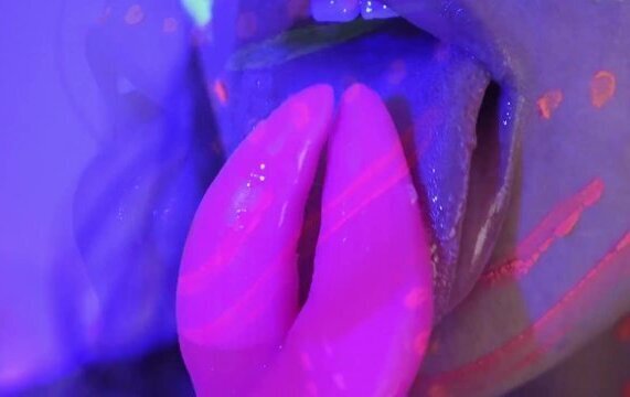 Crazyloli12- Sucking this alien cock? Deepthroat
