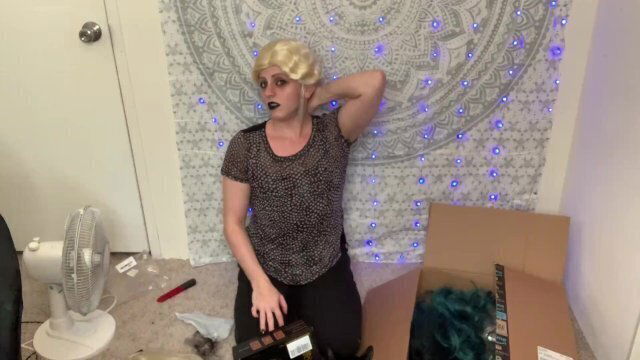 Goth girl vlogs does unboxing. Non-porn