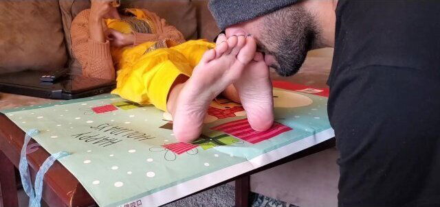 beautiful feet get worshiped and cumshot explosion on feet