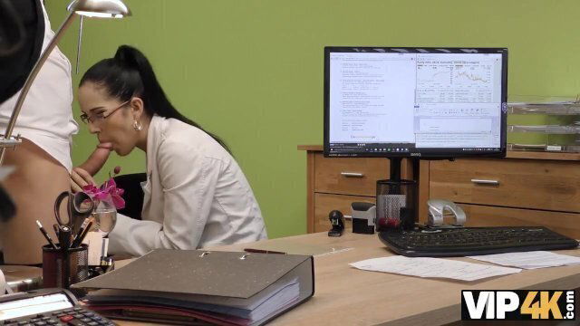 VIP4K. Elis Dark bittet Kredit spreizt ihre Beine