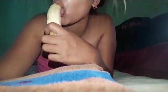 Chupando banana rico chupo