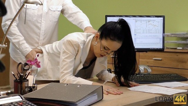 LOAN4K. L'agent approuve crédit nympho brune Elis Dark