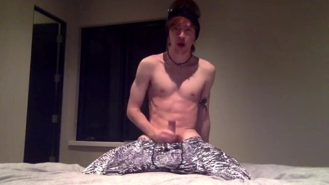 Horny snowboarder rubs aprés-ski