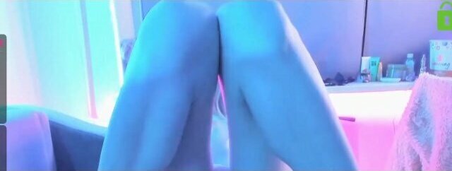 Алиса танцует на пилоне и потом раздвигает ножки