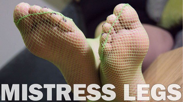 Pretty soles toes close-ups green fishnet knee socks