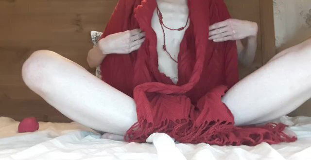 Tracy Naghavi roughly stimulates spot clitor till great orgasm.