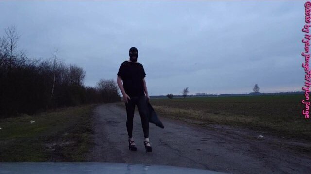 Geile Heels Auto anziehen Outdoor