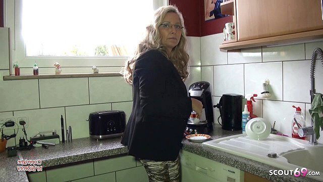 Mega Titten MILF vom Chef auf Arbeit 