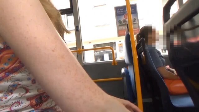 Süßes Teenymädchen fängt meinen Schwanz lutschen