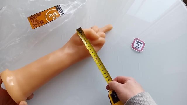 Unboxing finger fister dildo MASSIVE (Bottomtoys)