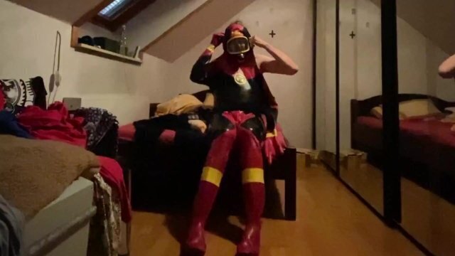 Anziehen eines MD-Latex Chemieschutzanzug Gasmaske