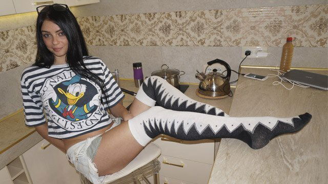 AMATEUR NERDY GIRL WEARING GLASSES WEBCAM