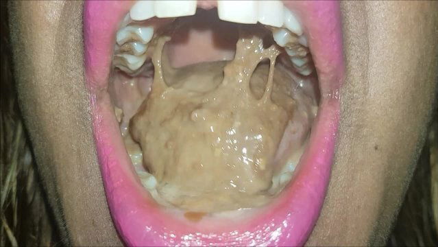 Food play, chewing chocolat