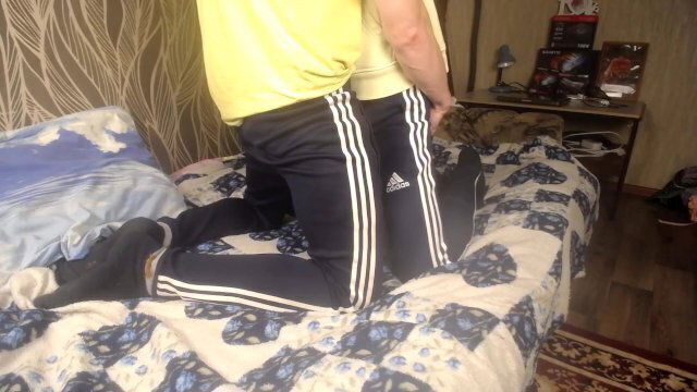 ДВОЕ ПАРНЕЙ СПОРТИВКАХ ОБНИМАЮТСЯ