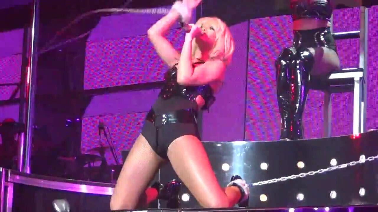 Rihanna sexy hell live NUDE