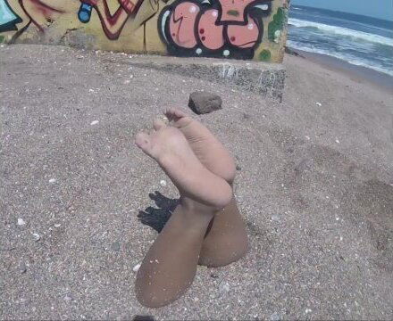 Jugando pies enterrada bajo arena