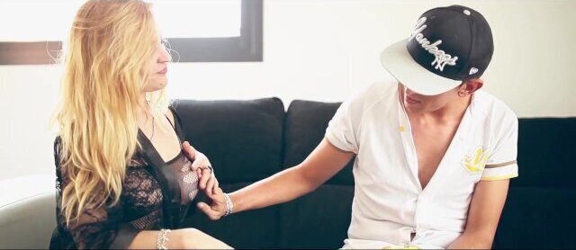 La vecina quiere rabo y yo se lo doy. Una corrida en toda la cara