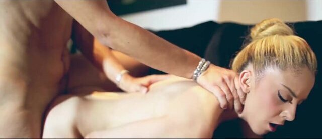 Le robé la ropa interior a la vecina, un tanga, y luego me la follé