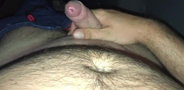 Парень дрочит кончает