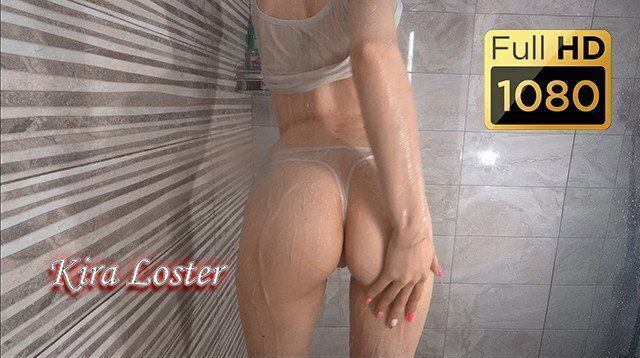 Kira Loster принимает мокрой маечке мокрых трусиках
