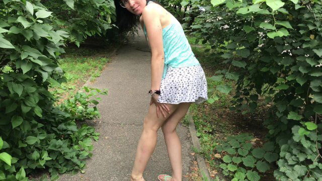 МАЛЫШКА БЕГАЕТ ПАРКУ, СНИМАЕТ ТРУСИКИ ПОКАЗЫВАЕТ ПОПКУ ВСЕХ